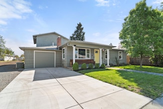 332 N 2nd St, Central Point, OR 97502