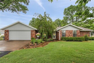 814 S Pianalto Rd, Tontitown, AR 72762