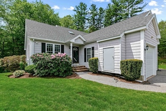 14 Hitchin Post Ln, Uxbridge, MA 01569