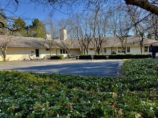 600 N Mayflower Rd, Lake Forest, IL 60045