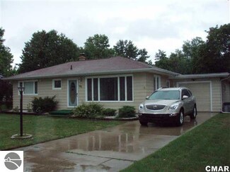 405 Glendale Dr, Clare, MI 48617