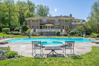 86 Old Tappan Rd, Locust Valley, NY 11560