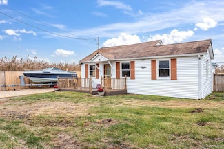 20 Bayside Rd, Mastic Beach, NY 11951