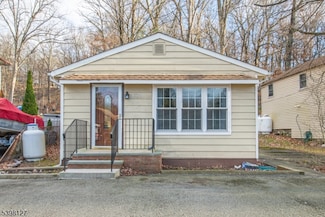 354 Maxim Dr, Hopatcong, NJ 07843