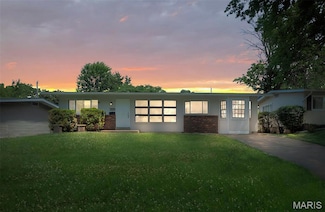 1045 Dauphin Ln, Florissant, MO 63033