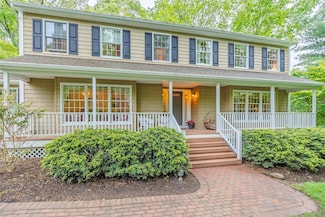 12 Nadworny Ln, Stony Brook, NY 11790