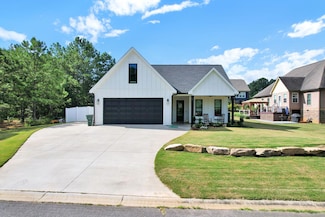 44 E Madison St, Chatsworth, GA 30705
