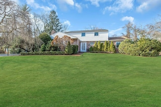 279 Hillcrest Ln, Oyster Bay, NY 11771