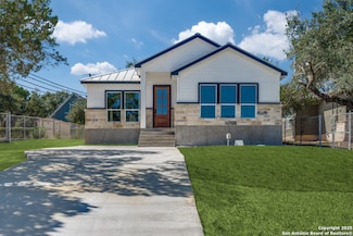 1275 Dawnridge Dr, Canyon Lake, TX 78133