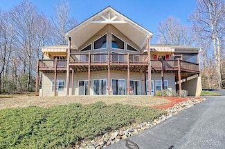 1085 Chatuge Village Cir, Hayesville, NC 28904