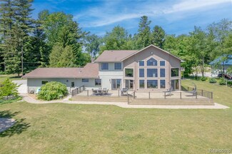 1083 S Lakeshore Rd, Harbor Beach, MI 48441