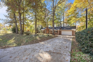 6227 King George Dr, Charlotte, NC 28213