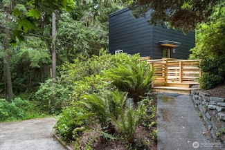 8038 Island Ct, Clinton, WA 98236