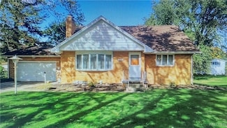 13290 Colonial Woods Dr, Alden, NY 14004