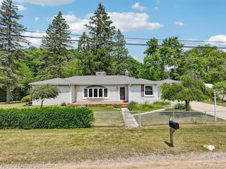 5766 Corunna Ave, Clarkston, MI 48346