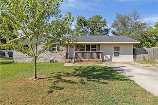 300 Huntington St SW, Gravette, AR 72736