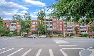 1 Kensington Ct Unit 223, Great Neck, NY 11021