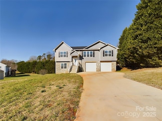 2061 Gary Ln, Hickory, NC 28602