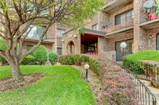 601 W Huntington Commons Rd Unit 203, Mount Prospect, IL 60056