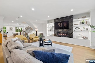 110 Mason Ct Unit 2H, Haworth, NJ 07641