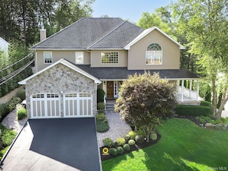 1 Coolidge Ave, Glen Head, NY 11545