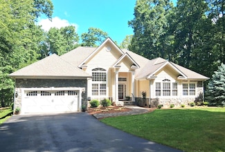160 Galley Dr, Moneta, VA 24121