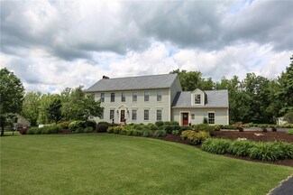12 Mendonshire Dr, Honeoye Falls, NY 14472