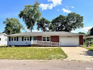 427 Southville Dr, Jacksonville, IL 62650