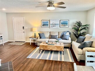 906 E Island Square Dr, Saint Simons Island, GA 31522