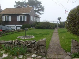 8407 Lake Shore Dr, Gary, IN 46403