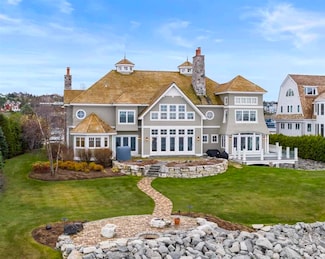 4050 Peninsula Dr, Petoskey, MI 49770