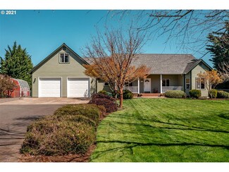 256 N 7th St, Carlton, OR 97111