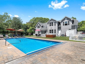4 White Ln, Hampton Bays, NY 11946