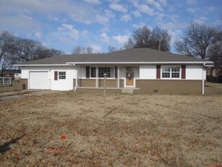1718 W Tishomingo Ave, Sulphur, OK 73086