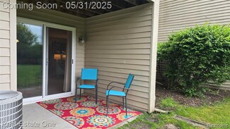 4882 Harbor Point Dr Unit 13, Waterford, MI 48329