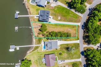 527 Chadwick Shores Dr, Sneads Ferry, NC 28460