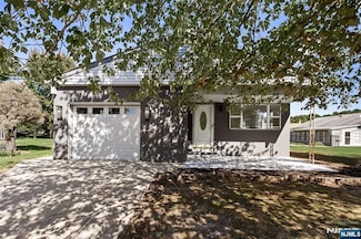 5 Saint Andrews Ct, Toms River, NJ 08757