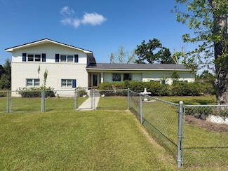 27 Park Ln, Hazlehurst, GA 31539
