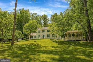 9201 Potomac Woods Ln, Great Falls, VA 22066