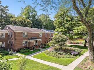 44 Edwards St Unit 1A, Roslyn Heights, NY 11577