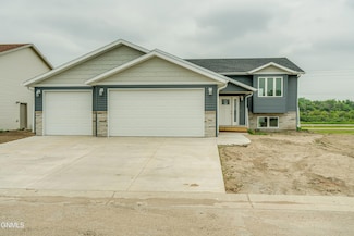 1232 Empire Cir, Bismarck, ND 58504
