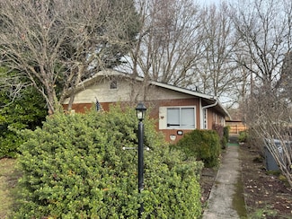 225 SW Westholm Ave, Grants Pass, OR 97526