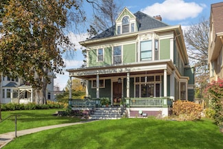 813 Goodrich Ave, Saint Paul, MN 55105