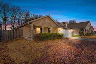 1435 S Holland Dr, Fayetteville, AR 72704