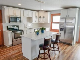 930 NE 6th St, Earlham, IA 50072