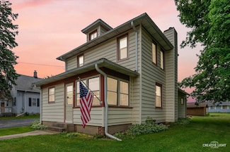 92 Maple St, Sugar Grove, IL 60554