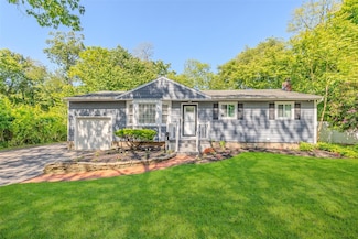 105 Glenwood Ln, Port Jefferson, NY 11777