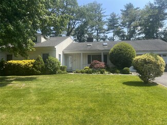 60 Oaktree Ln, Manhasset, NY 11030