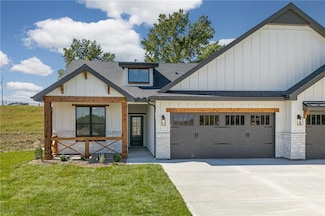 1400 Country Place Ct, Country Club, MO 64505