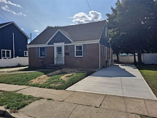 16 Cedar Dr Unit 2nd Fl, Farmingdale, NY 11735